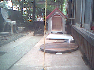 ハウス、なぜかお気に入りの古いベンチ、午睡用ベッド、食卓